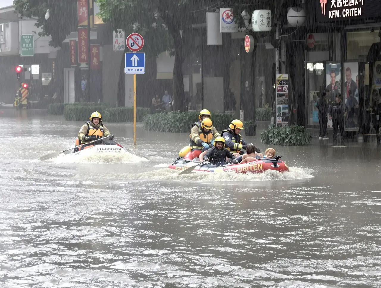 某地突降暴雨引发城市内涝，消防连夜转移被困群众